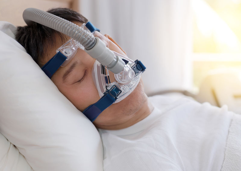 sleep apnea patient using cpap machine