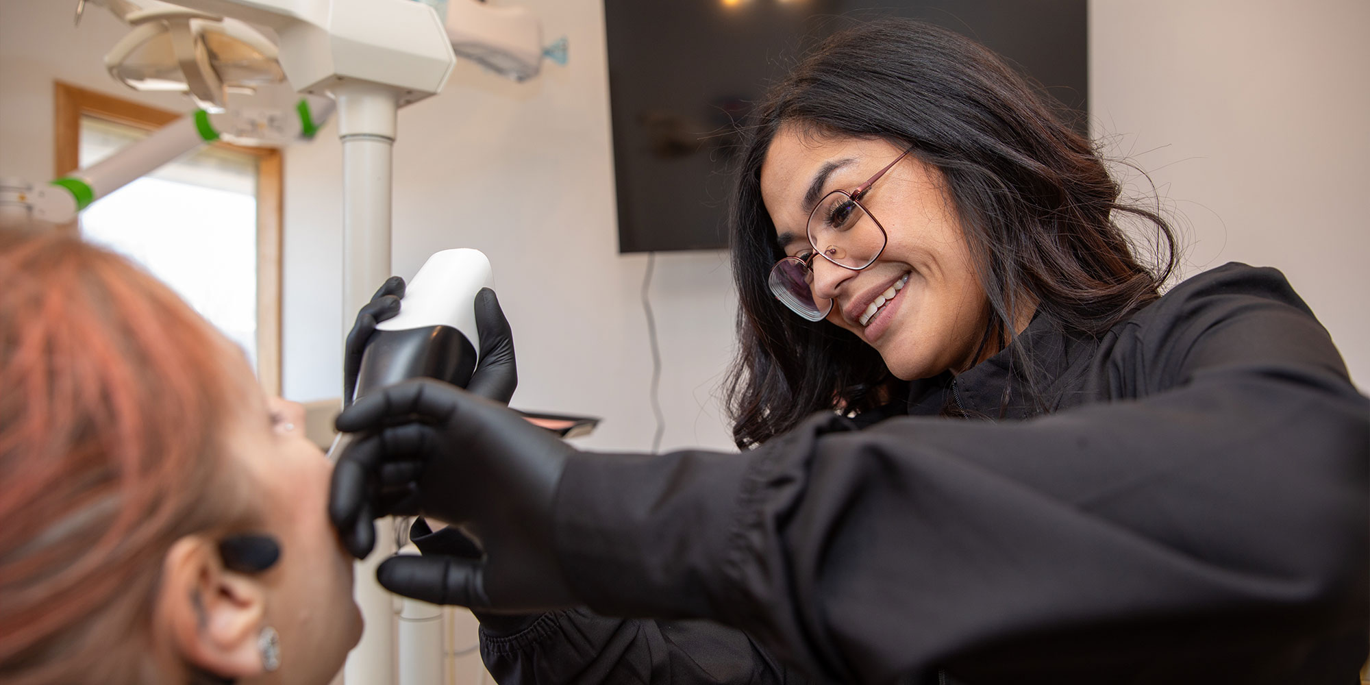 team member taking 3d scan of patients teeth